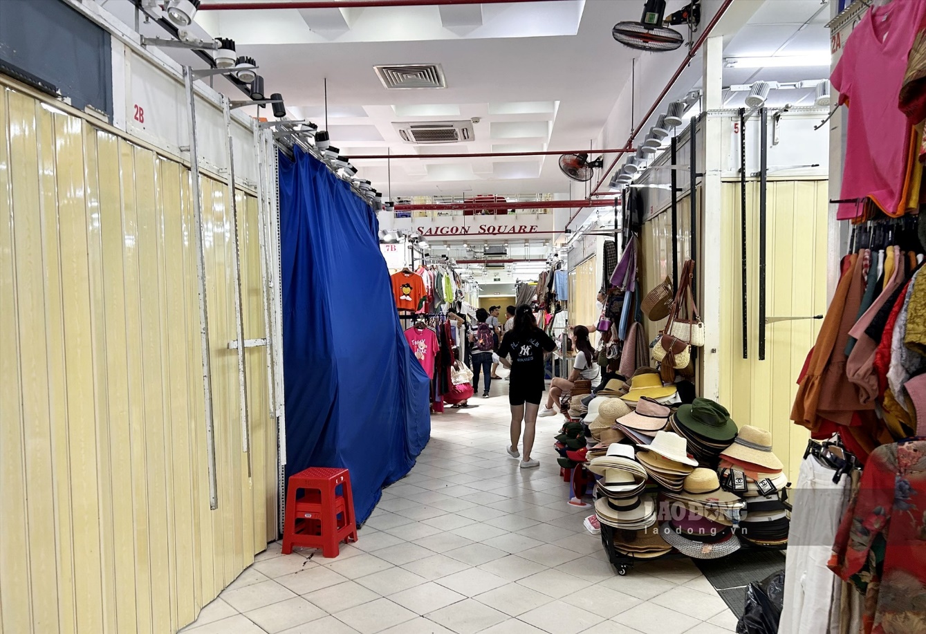 Loạt ki-ốt ở điểm nóng hàng nhái Saigon Square vẫn đóng cửa, khách bất ngờ - 1