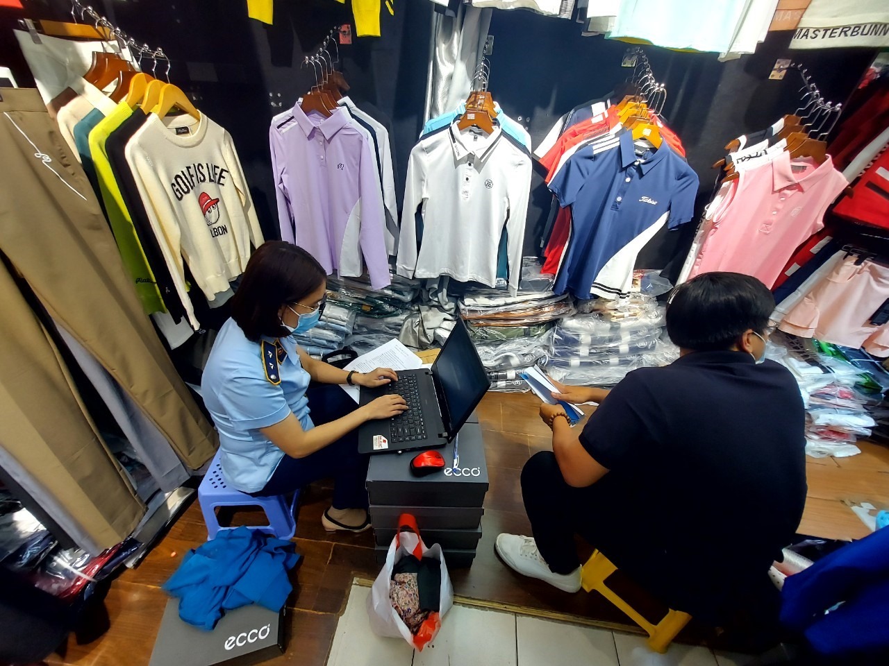Loạt ki-ốt ở điểm nóng hàng nhái Saigon Square vẫn đóng cửa, khách bất ngờ - 3