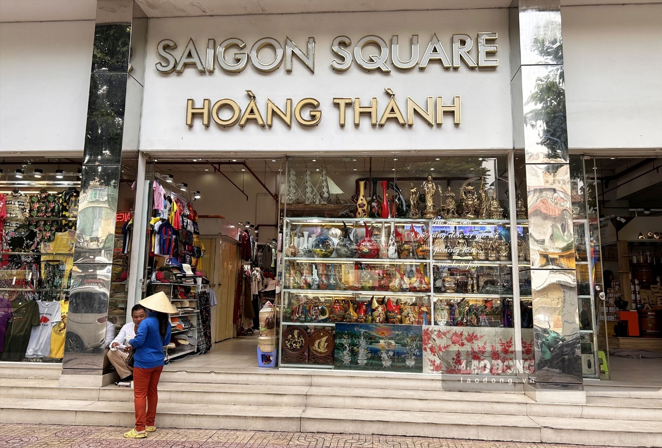 Loạt ki-ốt ở điểm nóng hàng nhái Saigon Square vẫn đóng cửa, khách bất ngờ - 4