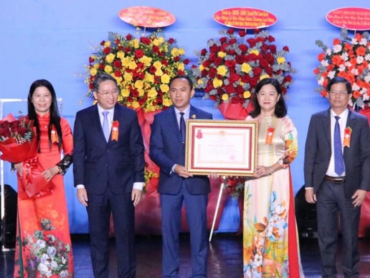 Công ty Yến sào Khánh Hòa đón nhận 2 Huân chương Lao động