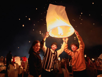 Lễ hội - Du khách Việt choáng ngợp với lễ hội đèn trời rực rỡ ở Thái Lan