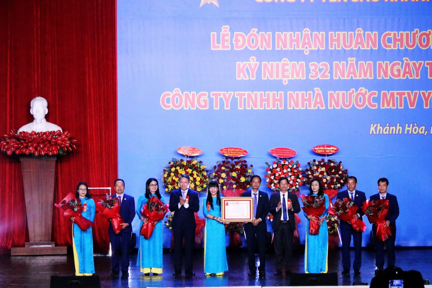 Công ty Yến sào Khánh Hòa đón nhận 2 Huân chương Lao động - 1
