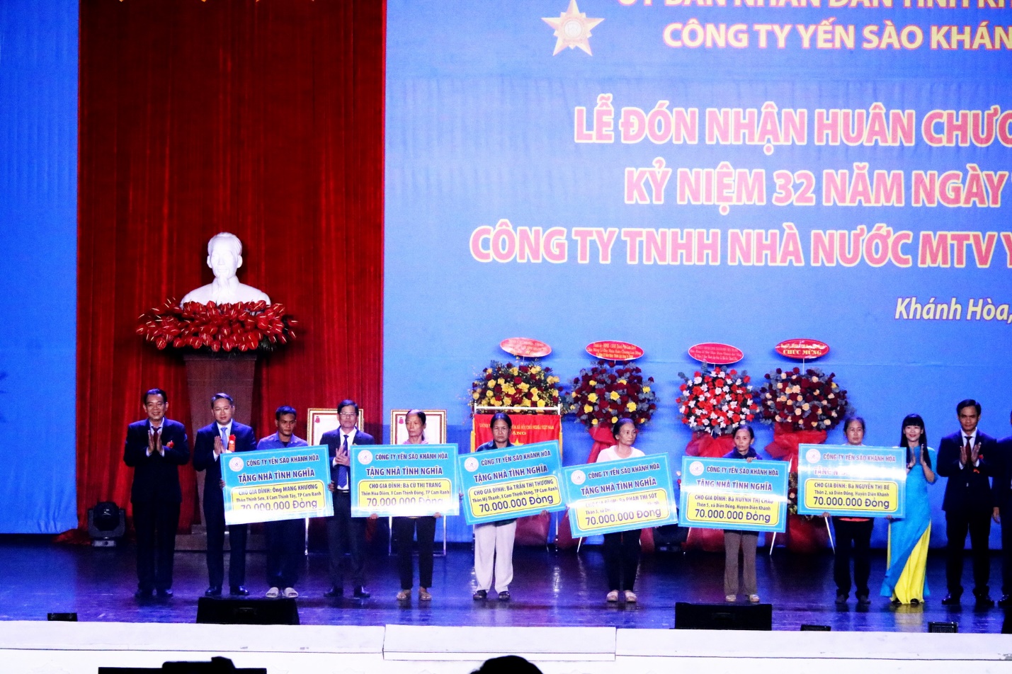 Công ty Yến sào Khánh Hòa đón nhận 2 Huân chương Lao động - 3
