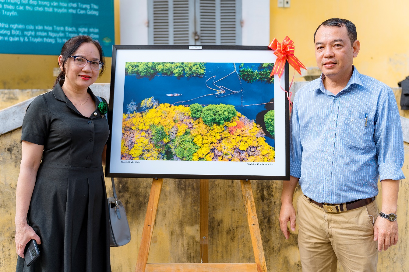Đến Huế xem triển lãm ảnh "Rú Chá - Cồn Tè, Sắc màu sông nước" - 15