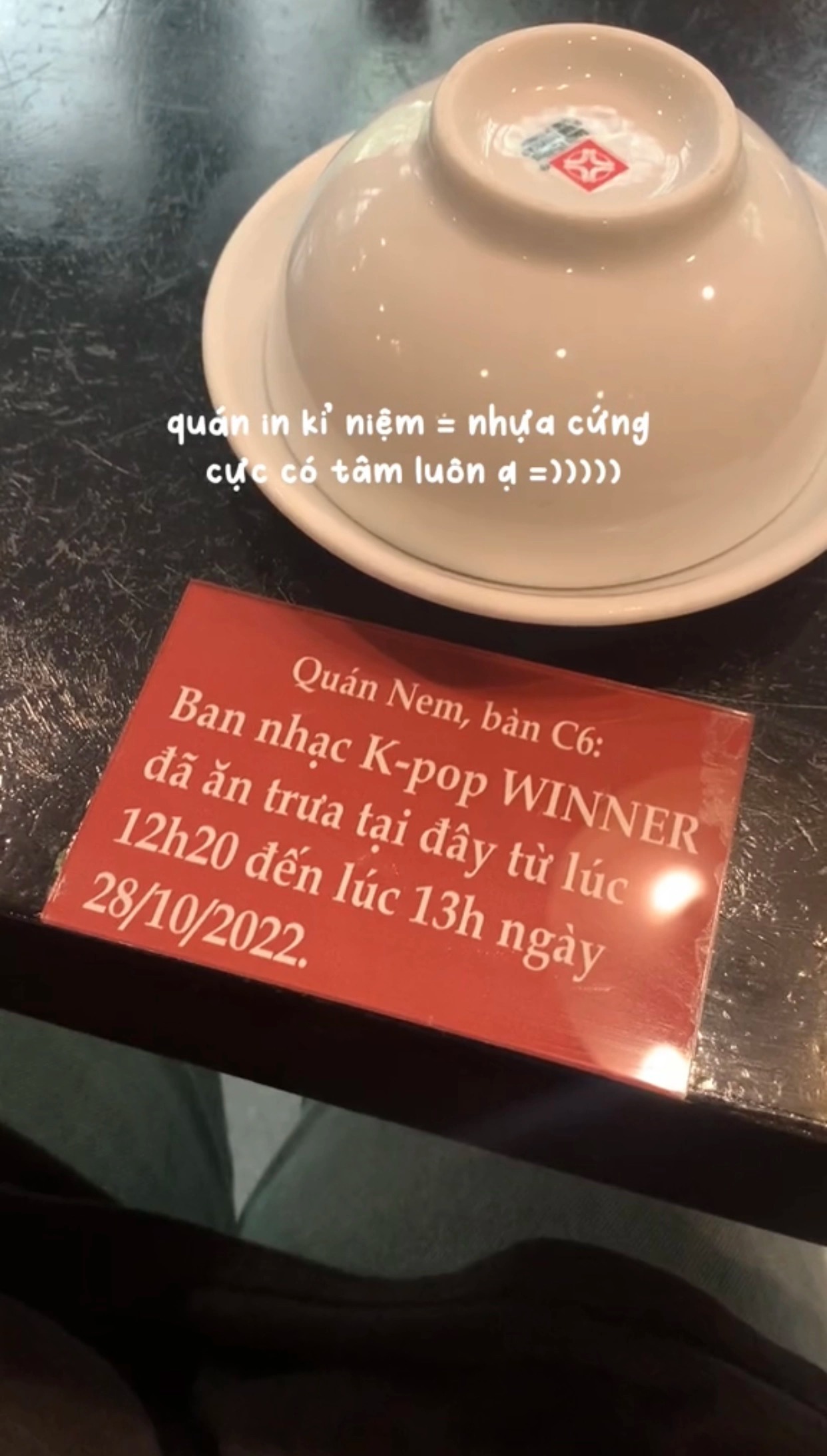 Quán nem ở Hà Nội được WINNER ghé ăn bất ngờ gây sốt bởi tấm biển kỷ niệm, ai xem xong cũng phải bật cười - 10