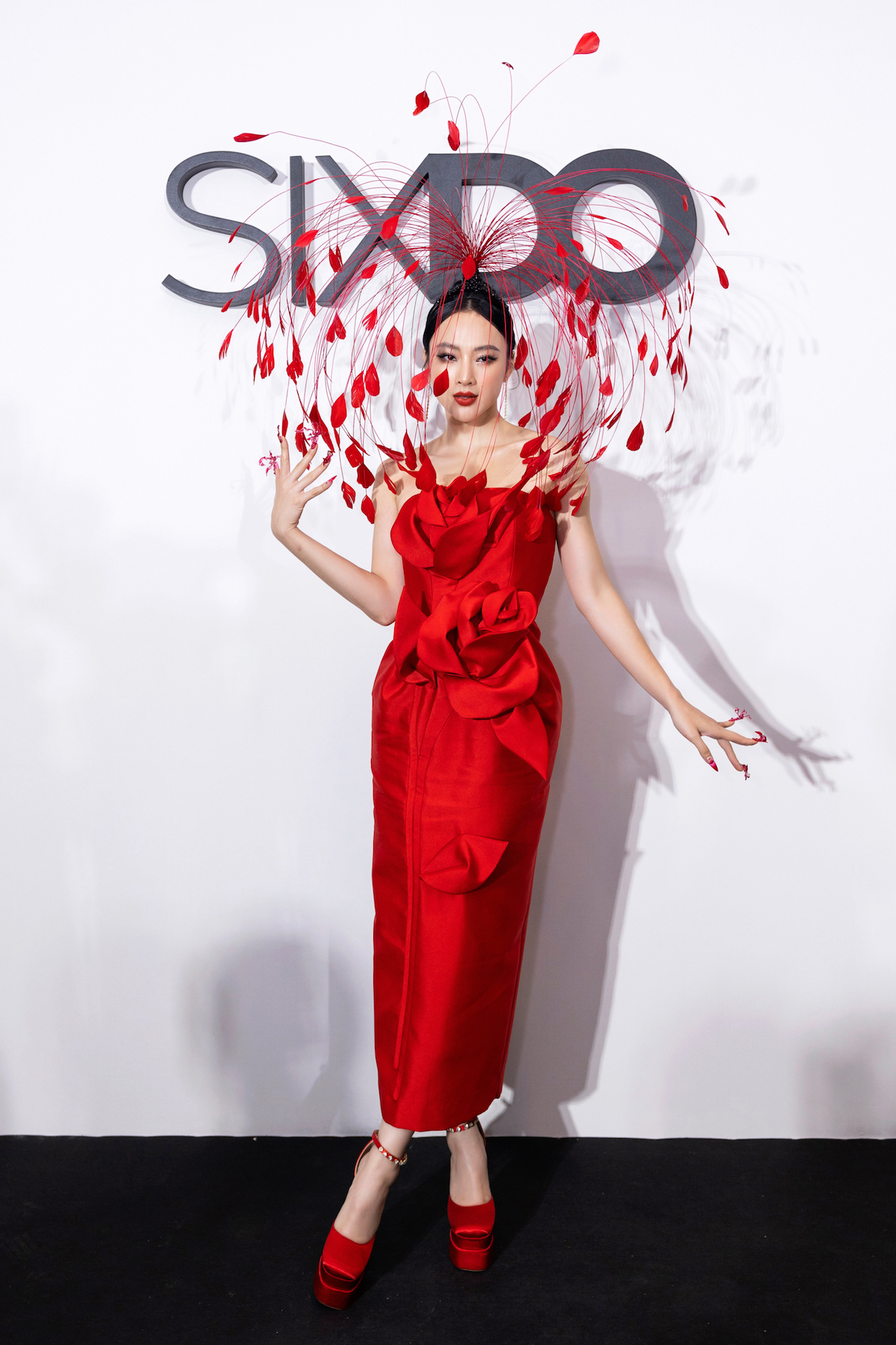 Hoa hậu Đặng Thu Thảo và dàn sao khoe sắc trên thảm đỏ - 4