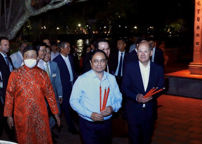 Thủ tướng Đức - Việt Nam đi dạo hồ Gươm, thăm đền Ngọc Sơn - 3