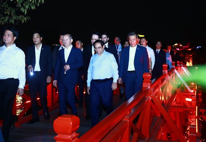 Thủ tướng Đức - Việt Nam đi dạo hồ Gươm, thăm đền Ngọc Sơn - 5