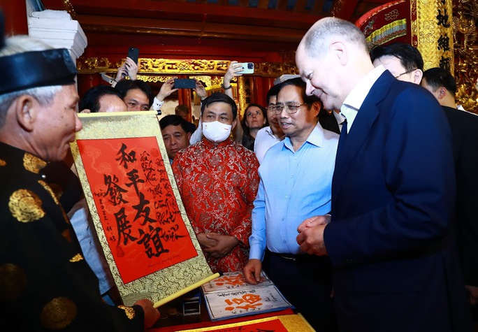 Thủ tướng Đức - Việt Nam đi dạo hồ Gươm, thăm đền Ngọc Sơn - 4
