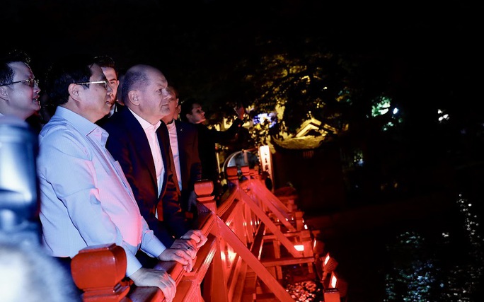 Thủ tướng Đức - Việt Nam đi dạo hồ Gươm, thăm đền Ngọc Sơn - 2