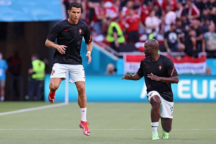 Đồng đội của Messi không hắt hủi Ronaldo, tiết lộ điều đáng mừng ở World Cup - 1