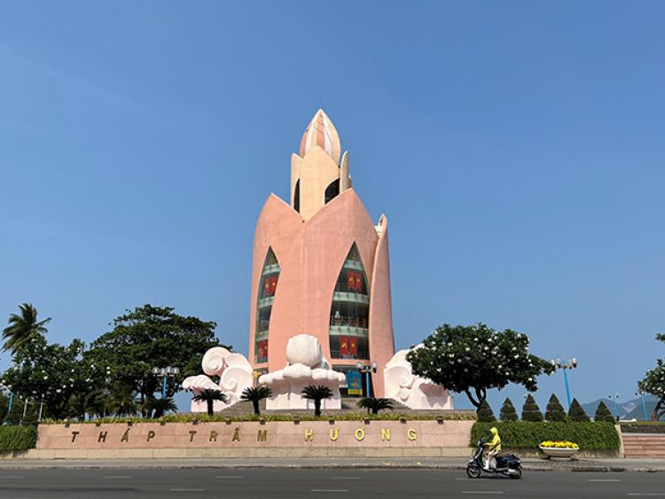Tháp Trần Hương tạo điểm nhấn về đêm cho Nha Trang