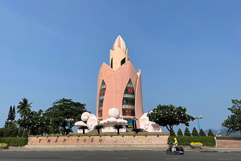 Tháp Trần Hương tạo điểm nhấn về đêm cho Nha Trang - 1