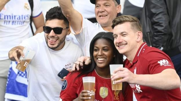 Người hâm mộ World Cup 2022 được uống bia, rượu - 1