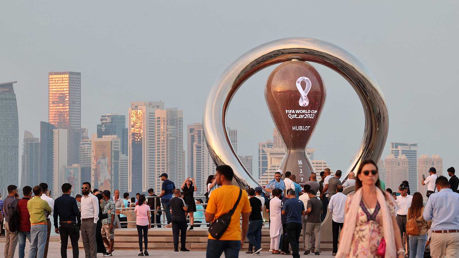Qatar "quay xe", hủy trợ cấp cho du khách được xem World Cup miễn phí - 1