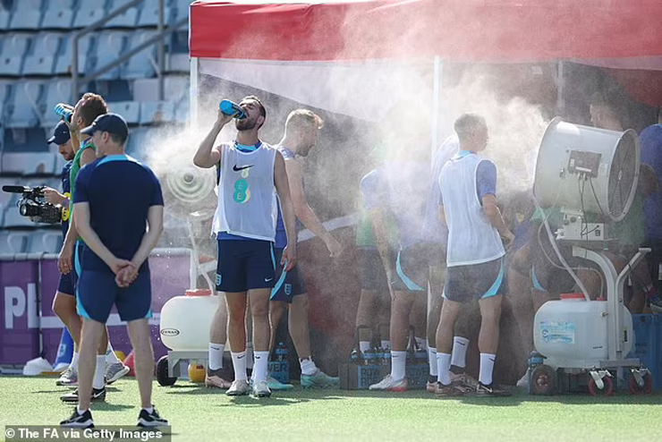 ĐT Anh khốn khổ tại World Cup 2022: Tập giữa trưa nắng, dàn sao bơ phờ - 1