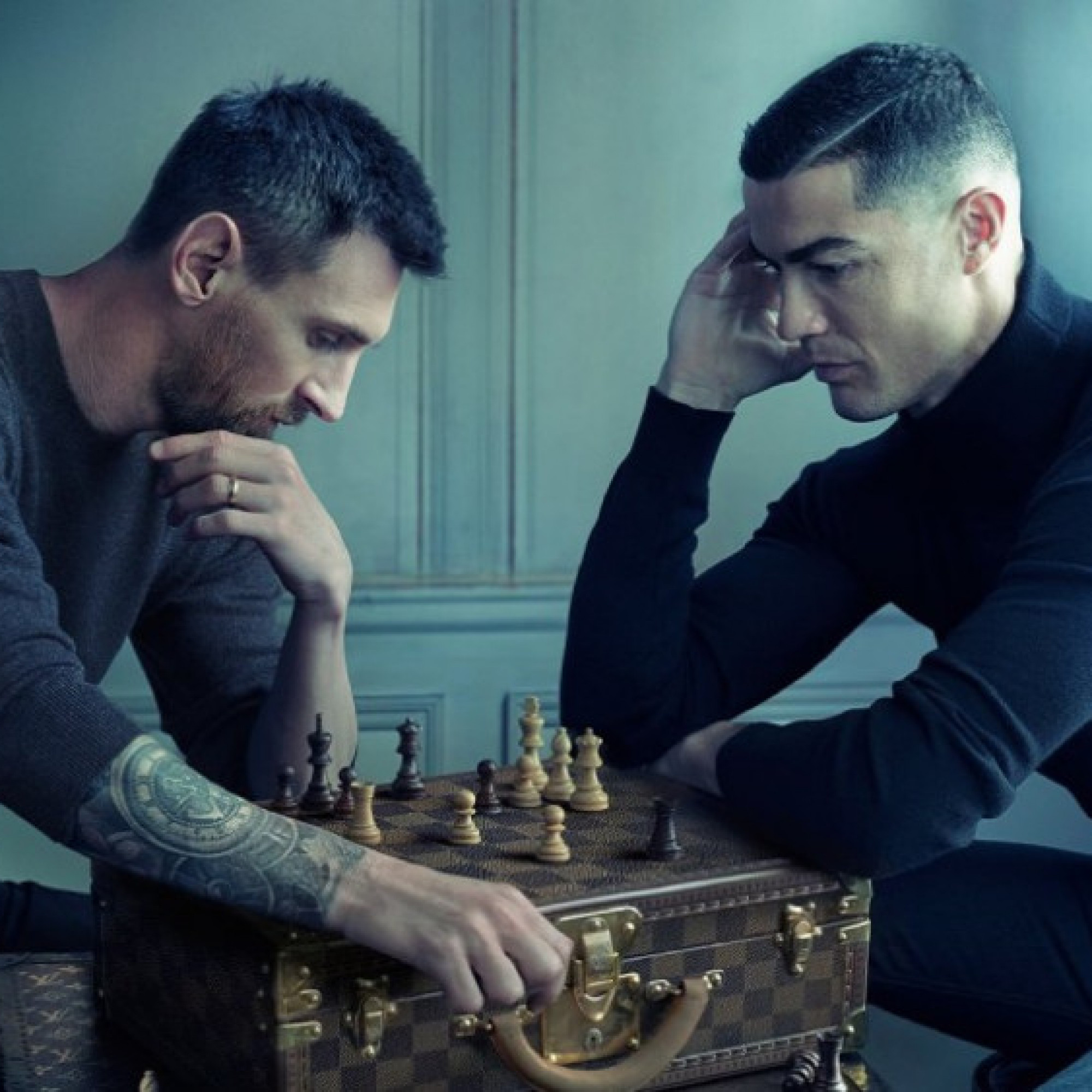 Thể thao - Bức ảnh thế kỷ Ronaldo chơi cờ với Messi trước World Cup, chi tiết bí ẩn gây tò mò