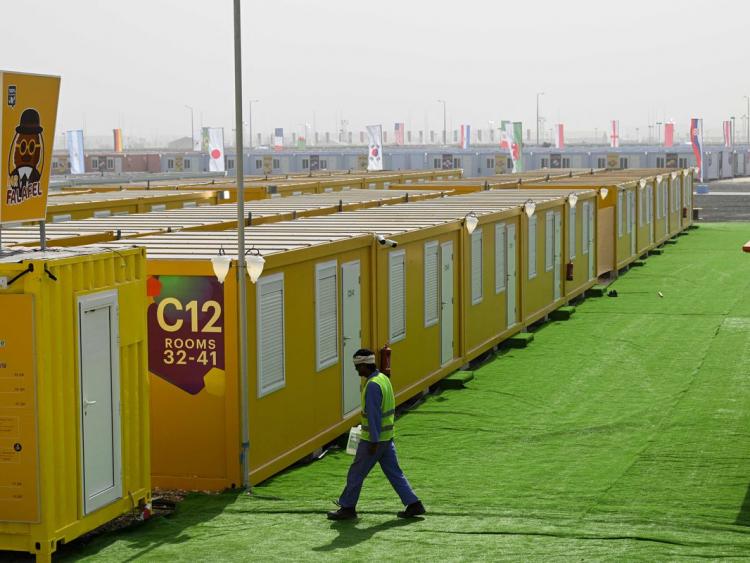 Người hâm mộ World Cup khổ sở vì chỗ ở trên sa mạc, container