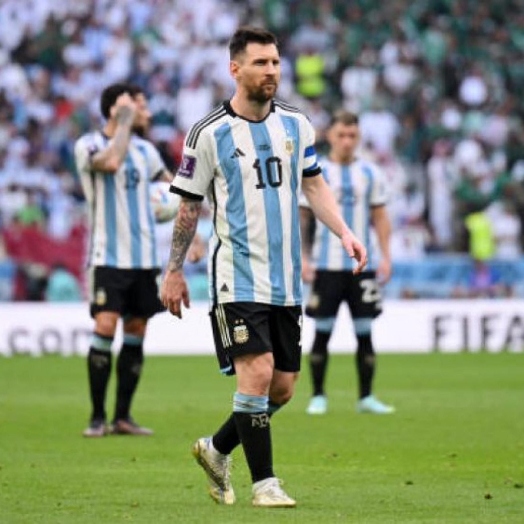 Video highlight Argentina - Saudi Arabia Địa chấn World Cup, Messi... - Bạn yêu thích bóng đá? Bức ảnh đầy kịch tính về trận đấu Argentina - Saudi Arabia tại World Cup năm nào sẽ khiến bạn không thể bỏ qua. Cùng xem và cảm nhận tài năng của Messi và đội bóng Argentina!