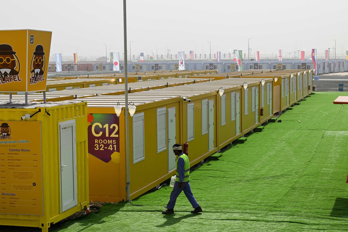 Người hâm mộ World Cup khổ sở vì chỗ ở trên sa mạc, container - 2