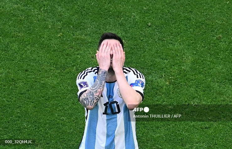 Argentina thua: Dù là đội bóng tưởng như sẽ giành chiến thắng, nhưng thua cũng là một phần của trò chơi và Argentina không phải ngoại lệ. Tuy nhiên, đội bóng có nhiều ngôi sao này vẫn là sự quyến rũ tuyệt vời, vì vậy hãy xem hình ảnh của họ để cảm nhận thêm.