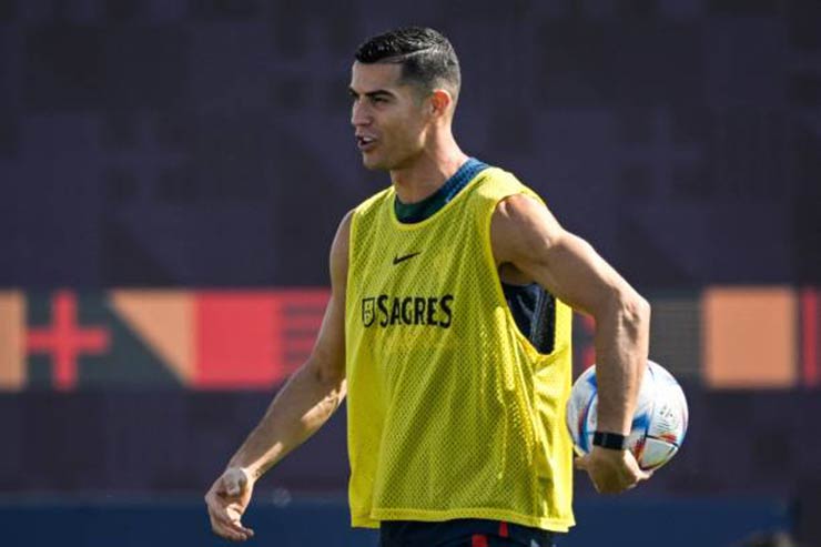 Ronaldo có dự họp báo ĐT Bồ Đào Nha, HLV Santos khó chịu vì bị hỏi về CR7 ra sao? - 1