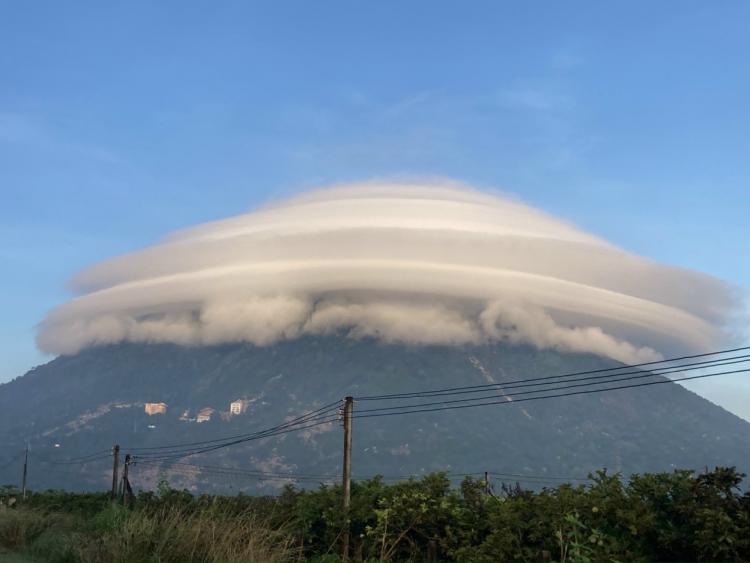 Mây hình 'đĩa bay' bao phủ đỉnh núi Bà Đen