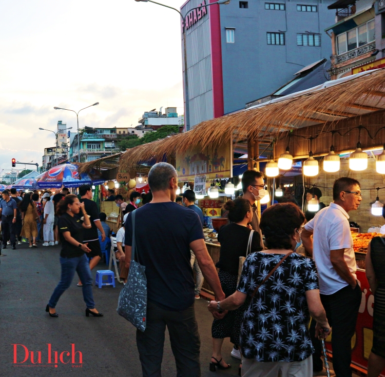 Hàng trăm món ngon Lào, Thái Lan... "có mặt" tại đường Lê Lợi - 1