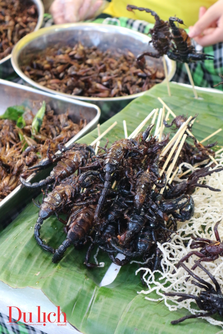 Hàng trăm món ngon Lào, Thái Lan... "có mặt" tại đường Lê Lợi - 6