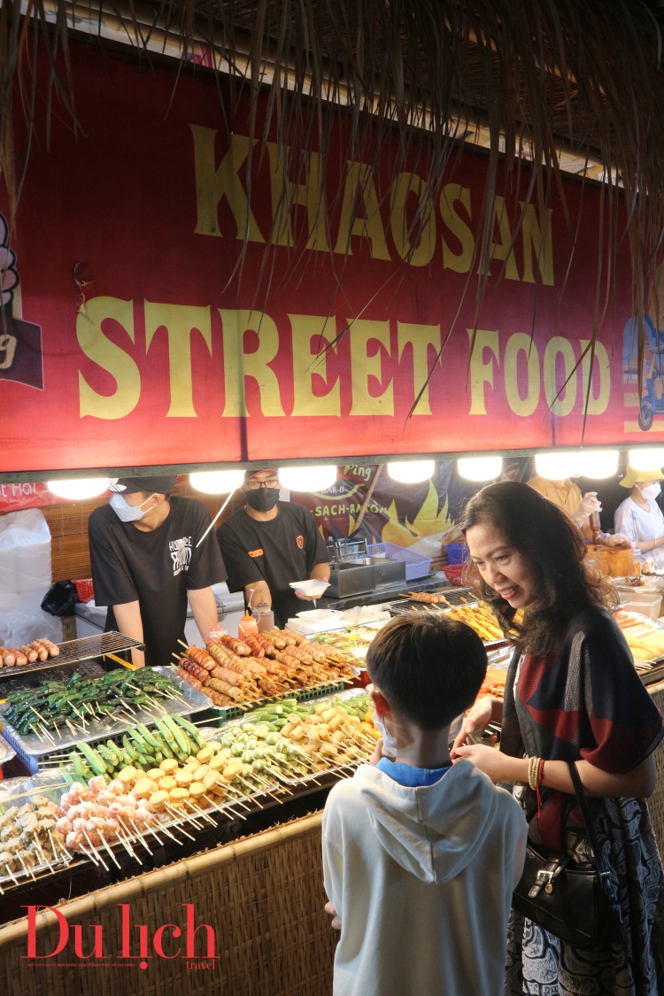Hàng trăm món ngon Lào, Thái Lan... "có mặt" tại đường Lê Lợi - 8