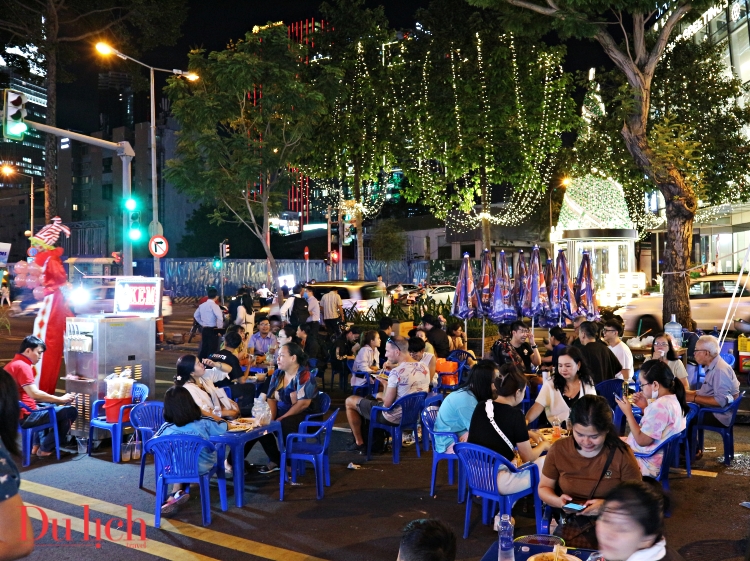 Hàng trăm món ngon Lào, Thái Lan... "có mặt" tại đường Lê Lợi - 11
