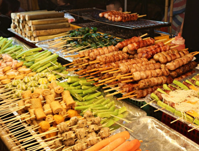 Lễ hội - Hàng trăm món ngon Lào, Thái Lan... &quot;có mặt&quot; tại đường Lê Lợi