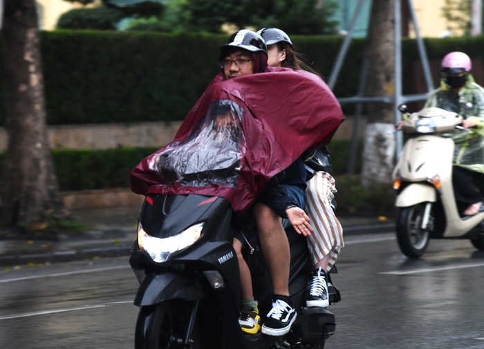 Gió mùa tràn về, người Hà Nội và du khách co ro trong không khí se lạnh kèm mưa nhỏ - 3