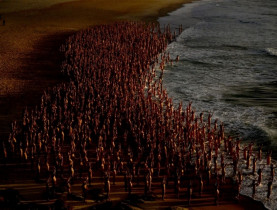  - Hàng ngàn người khỏa thân vì nghệ thuật trên bãi biển nổi tiếng của Úc