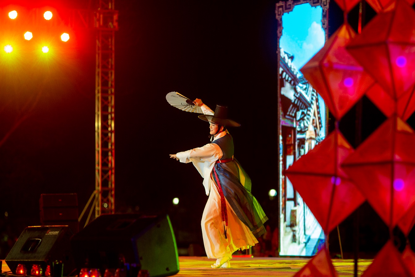 Người Hàn Quốc mang múa truyền thống đến Huế - 8