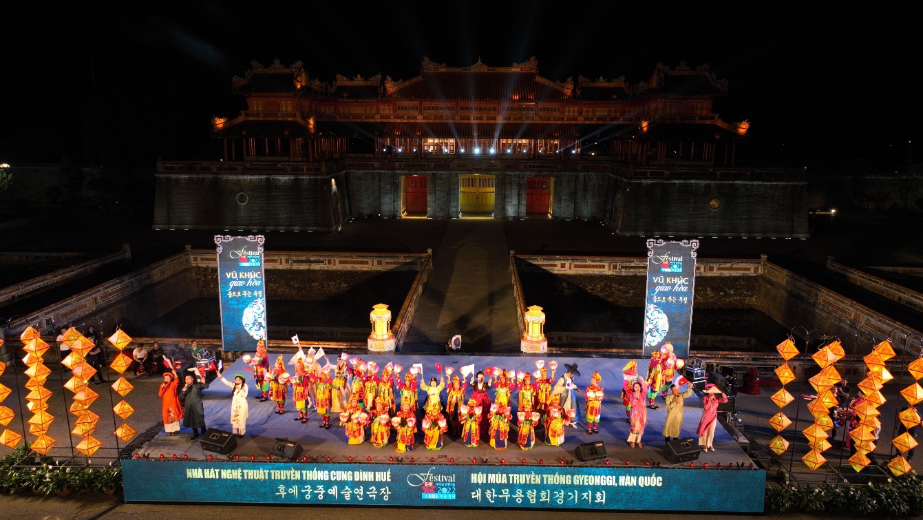 Người Hàn Quốc mang múa truyền thống đến Huế - 16