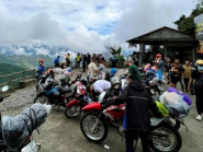 Du khách đổ xô du lịch Hà Giang khiến nhiều tuyến đường rơi vào tình trạng ùn tắc