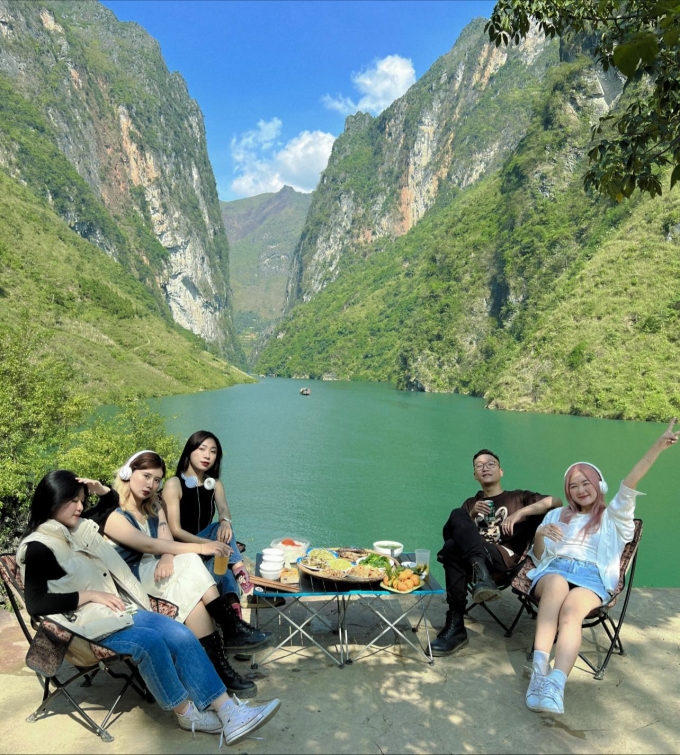 Điểm camping có view nhìn trọn vẹn vẻ hùng vĩ ở sông Nho Quế - 1