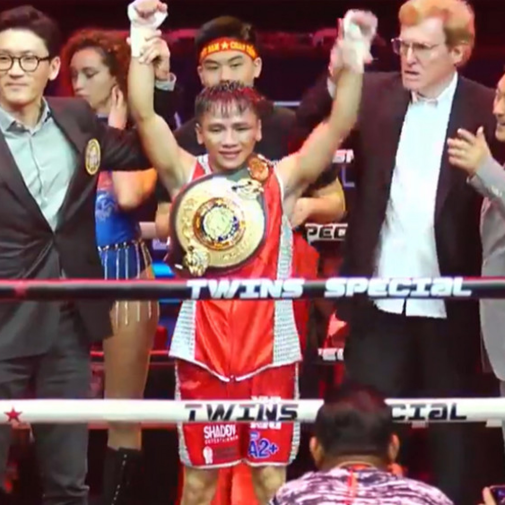 - Vang dội Lê Hữu Toàn đánh bại siêu võ sĩ Philippines, bảo vệ đai Boxing châu Á lịch sử