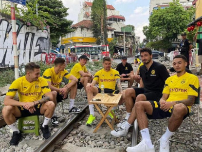 Chuyển động - Đề nghị xử lý tập thể để cầu thủ Dortmund chụp ảnh ở đường tàu