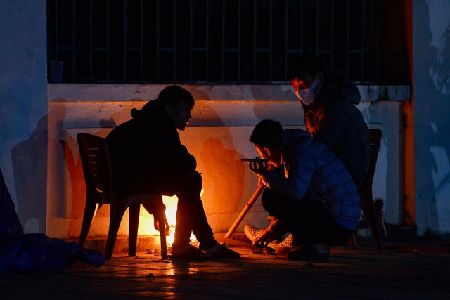 Người dân Hà Nội đốt lửa sưởi ấm trong đêm gió mùa - 7