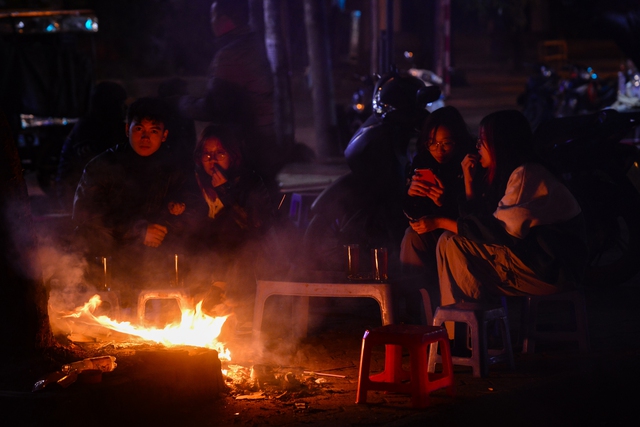 Người dân Hà Nội đốt lửa sưởi ấm trong đêm gió mùa - 8