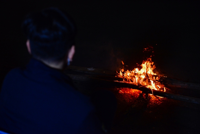 Người dân Hà Nội đốt lửa sưởi ấm trong đêm gió mùa - 10