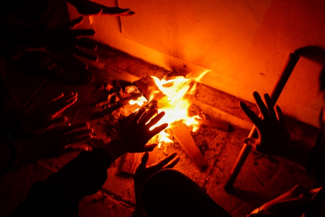 Người dân Hà Nội đốt lửa sưởi ấm trong đêm gió mùa - 3