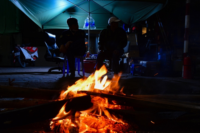 Người dân Hà Nội đốt lửa sưởi ấm trong đêm gió mùa - 5