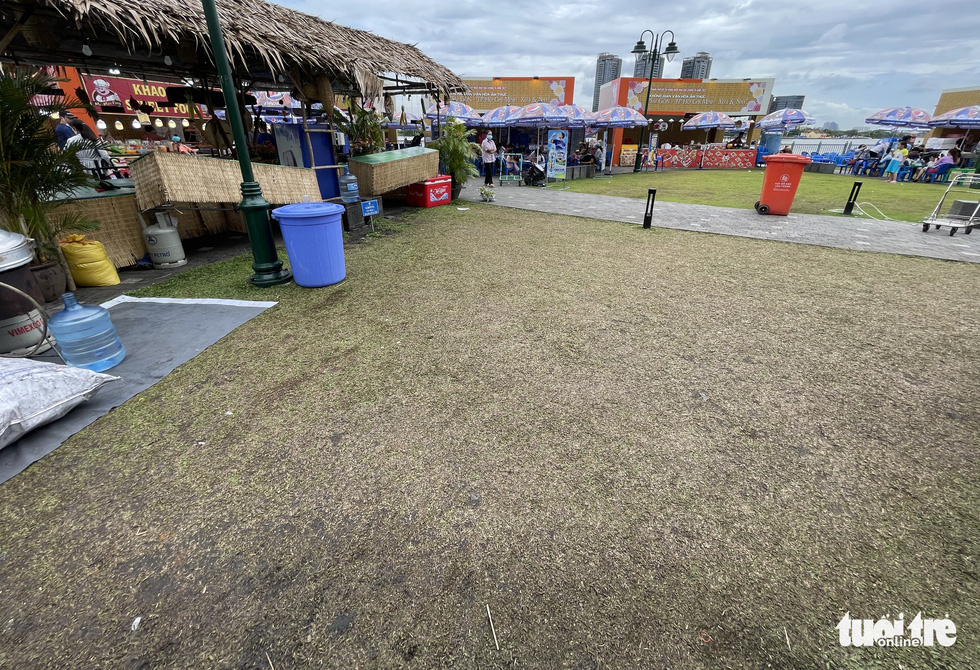 Hậu lễ hội 'Không gian văn hóa ẩm thực', thảm cỏ công viên bến Bạch Đằng tan hoang - 5