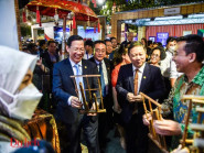Chủ tịch Phan Văn Mãi cùng đại biểu tham quan, thưởng thức nghệ thuật tại Lễ hội 'TP.HCM- Ngôi nhà của chúng ta'