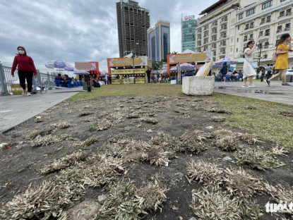Suy ngẫm - Hậu lễ hội 'Không gian văn hóa ẩm thực', thảm cỏ công viên bến Bạch Đằng tan hoang