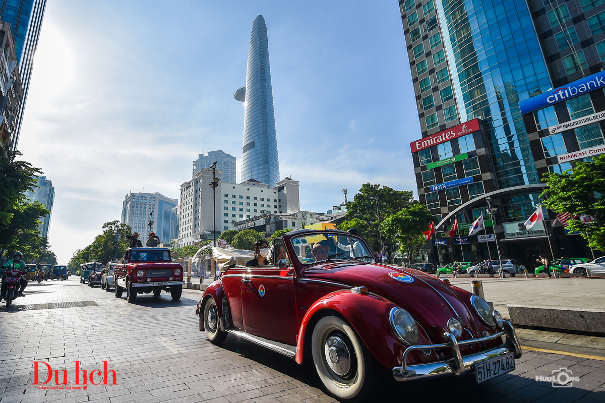 Khách quốc tế trầm trồ ngắm dàn xe cổ lần đầu diễu hành vòng quanh Sài Gòn – Chợ Lớn - 1