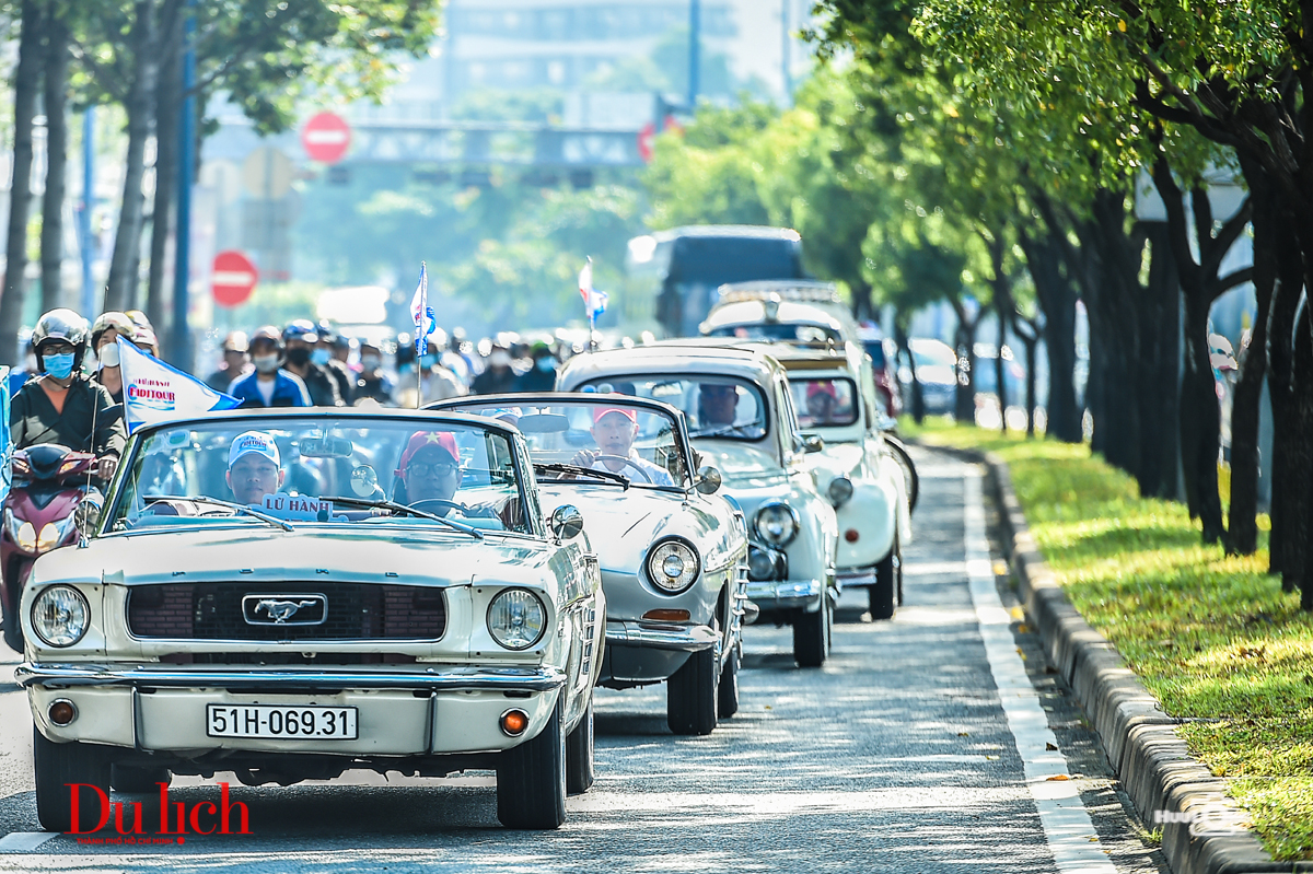 Khách quốc tế trầm trồ ngắm dàn xe cổ lần đầu diễu hành vòng quanh Sài Gòn – Chợ Lớn - 9